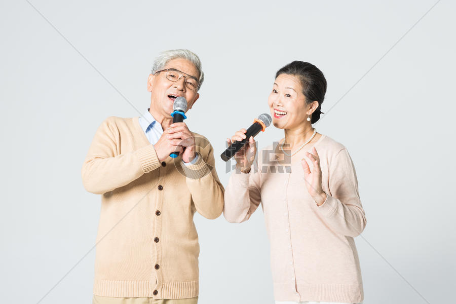 幸福的老年夫妻唱歌图片素材免费下载