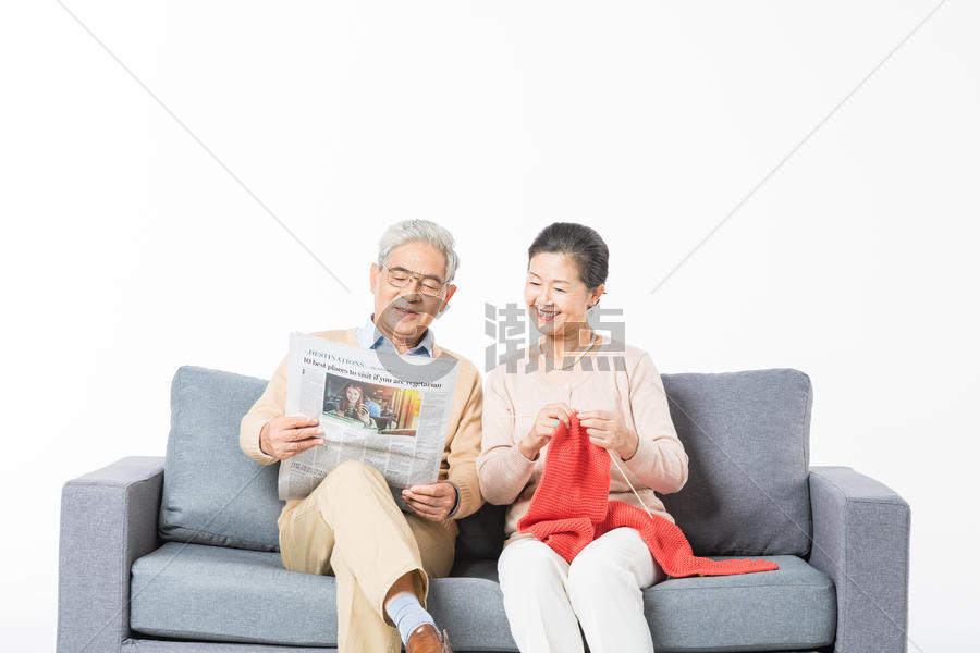 沙发上恩爱的老年夫妻图片素材免费下载