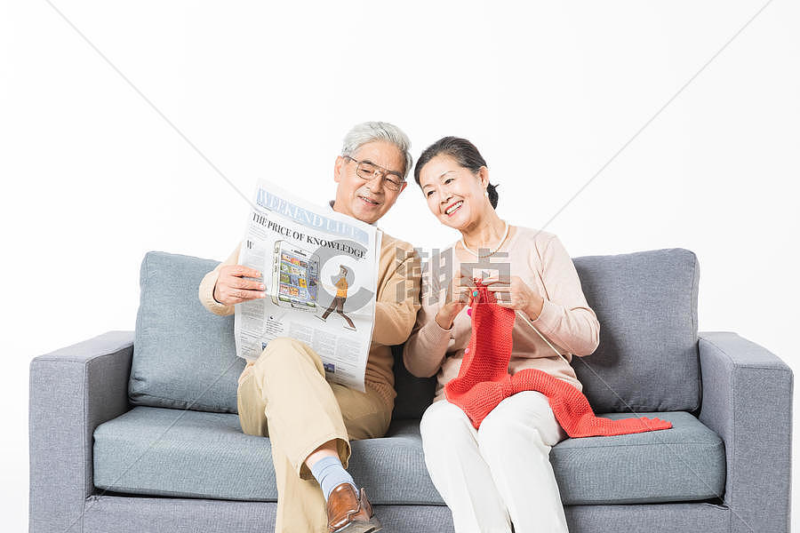 沙发上恩爱的老年夫妻图片素材免费下载