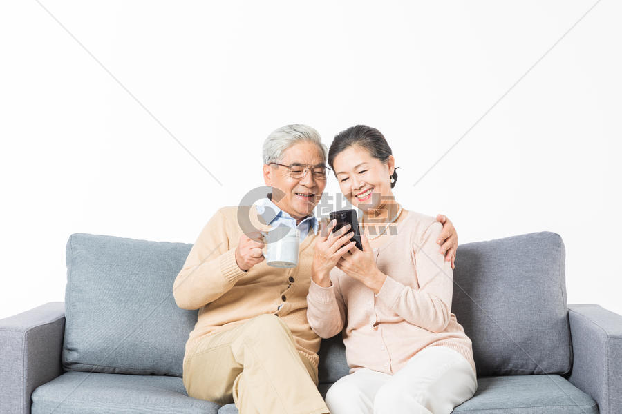 老年夫妻看手机图片素材免费下载