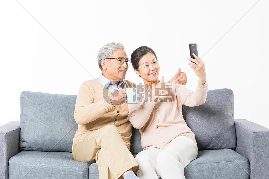 老年夫妻手机自拍图片素材免费下载