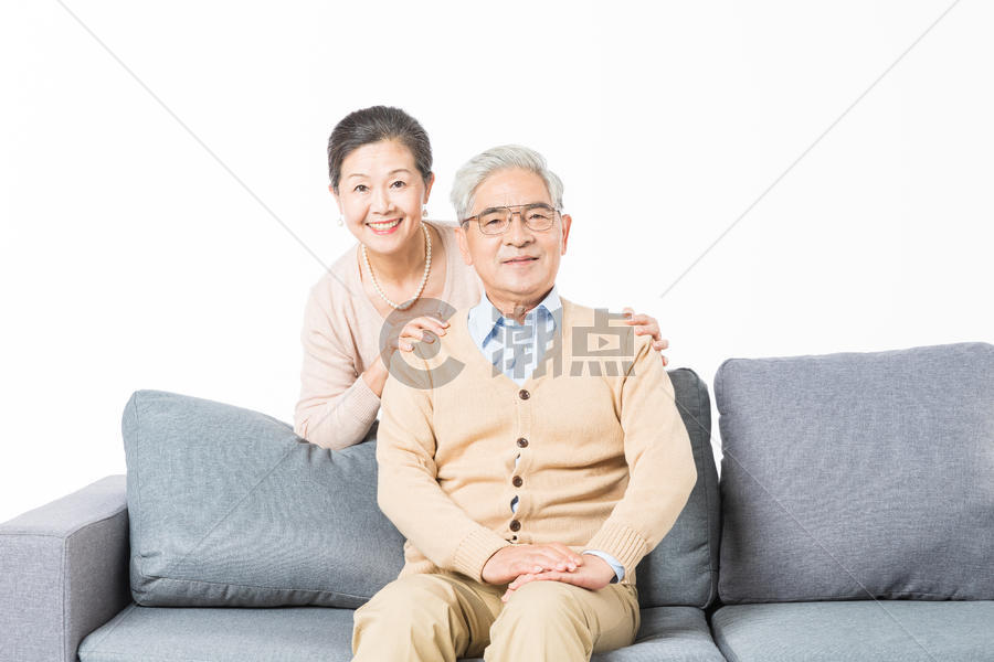 沙发上幸福的老年夫妻图片素材免费下载