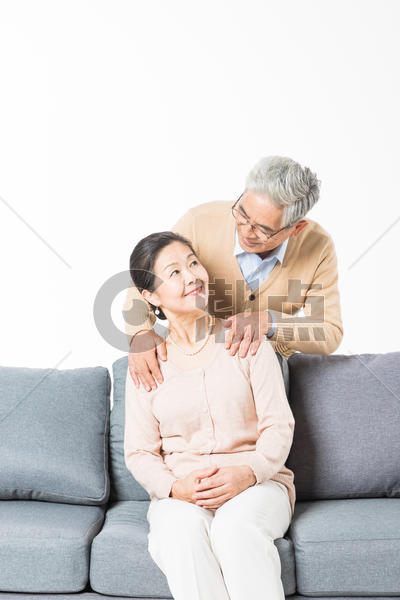 沙发上幸福的老年夫妻图片素材免费下载