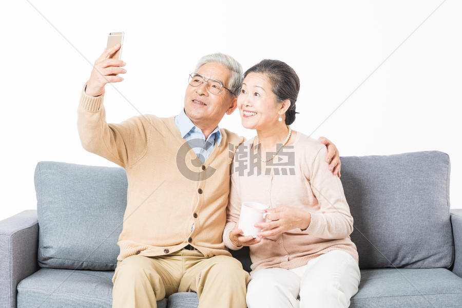 沙发上老年夫妻手机自拍图片素材免费下载