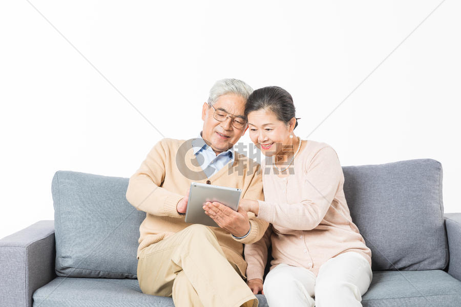 老年夫妻看平板电脑图片素材免费下载