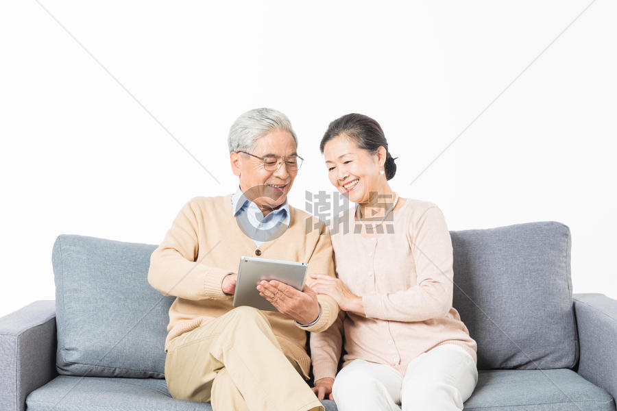 老年夫妻看平板电脑图片素材免费下载