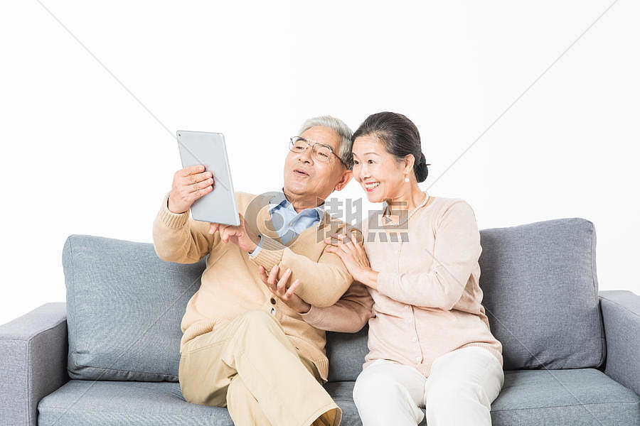 老年夫妻用平板电脑视频通话图片素材免费下载
