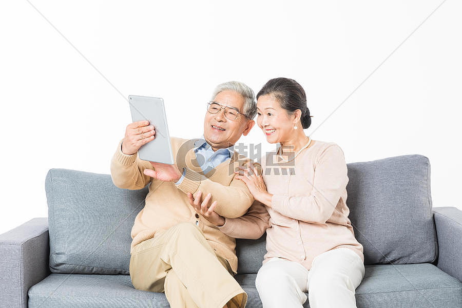 老年夫妻用平板电脑视频通话图片素材免费下载
