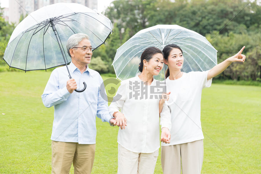 幸福一家人雨天散步图片素材免费下载