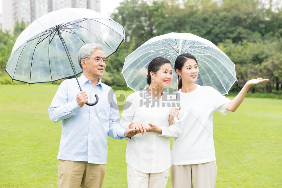 幸福一家人雨天散步图片素材免费下载