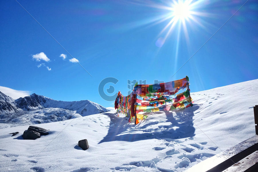 藏地川西雪域的高原经幡图片素材免费下载