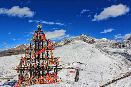 康定白雪皑皑的折多山经幡塔图片素材免费下载