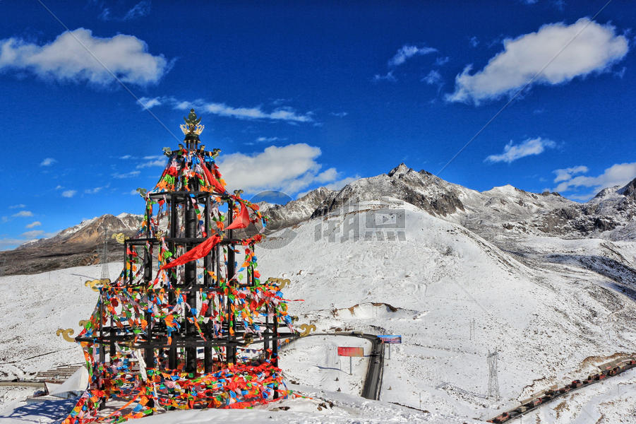 康定白雪皑皑的折多山经幡塔图片素材免费下载