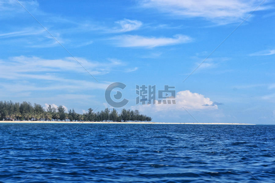 马来西亚碧海蓝天下的美人鱼岛图片素材免费下载