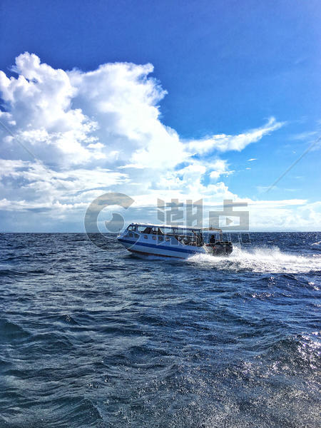 马来西亚海域飞驰的快艇图片素材免费下载