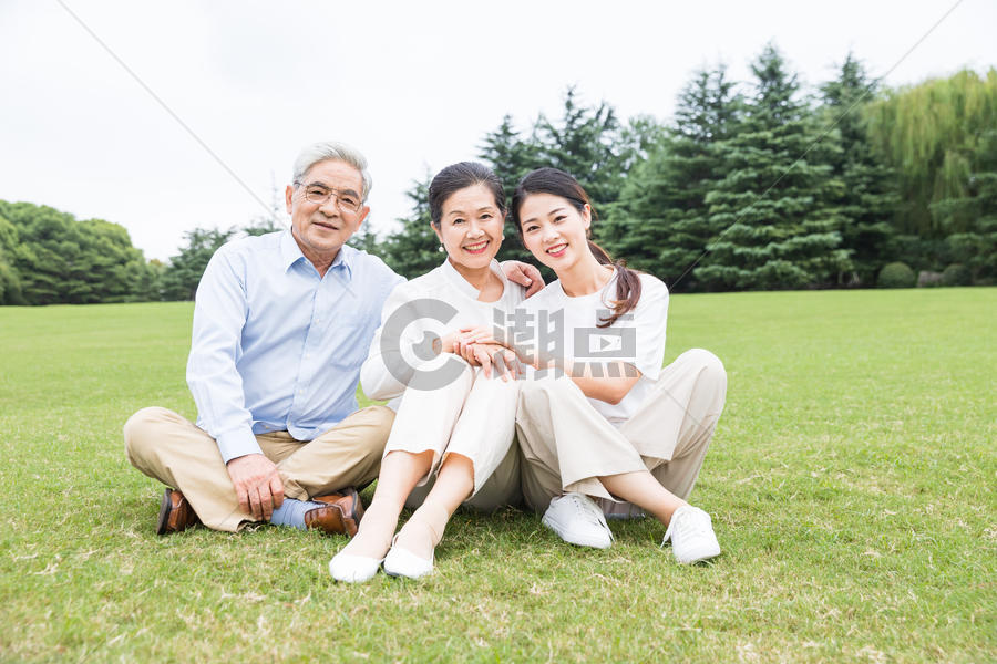 草地上幸福一家人聊天图片素材免费下载