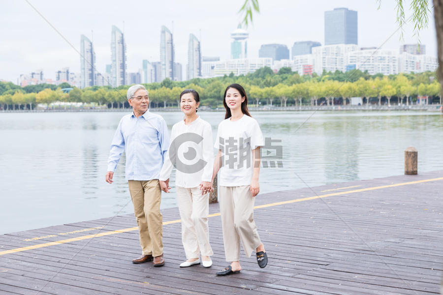 公园老年夫妻和女儿散步图片素材免费下载