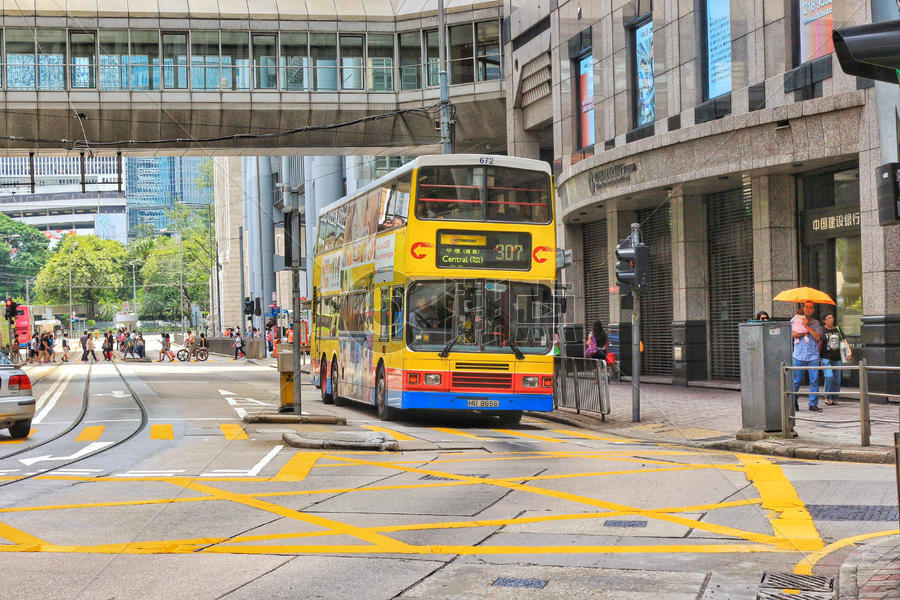 香港街道上色彩鲜明的双层大巴图片素材免费下载
