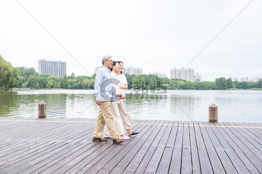 公园老年夫妻和女儿散步图片素材免费下载