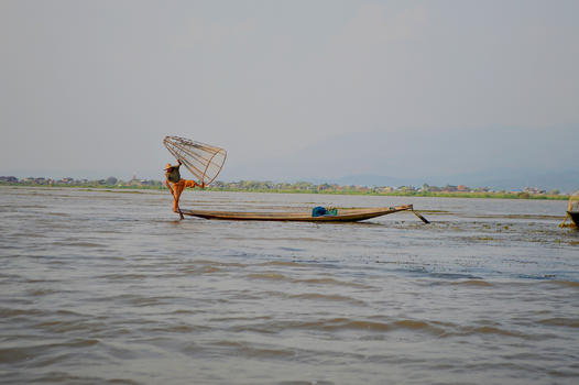 缅甸茵莱湖传统扑鱼图片素材免费下载
