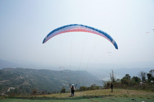 尼泊尔博卡拉滑翔伞图片素材免费下载
