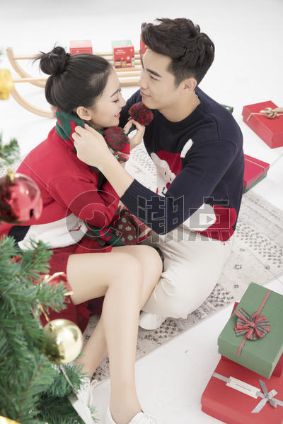 圣诞甜蜜情侣图片素材免费下载