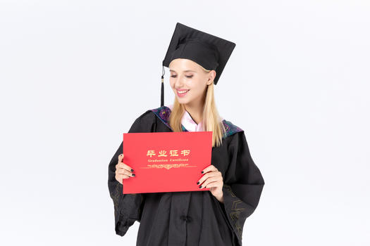 留学生拿毕业证书图片素材免费下载