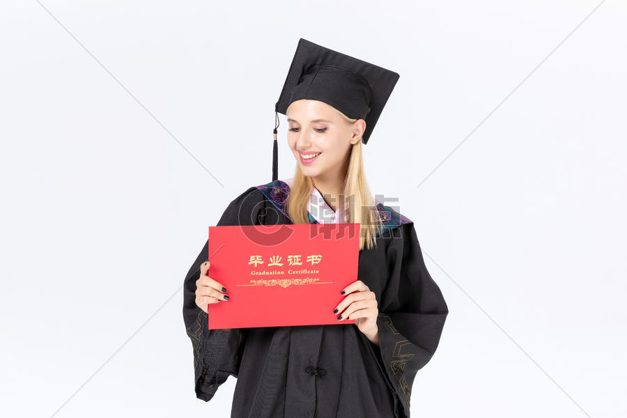 留学生拿毕业证书图片素材免费下载