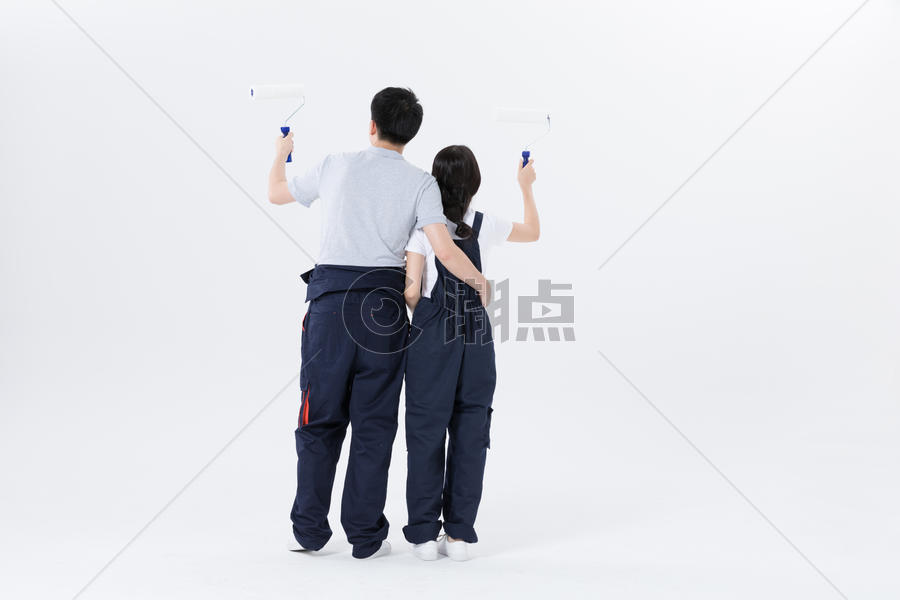 年轻夫妻刷墙装修图片素材免费下载