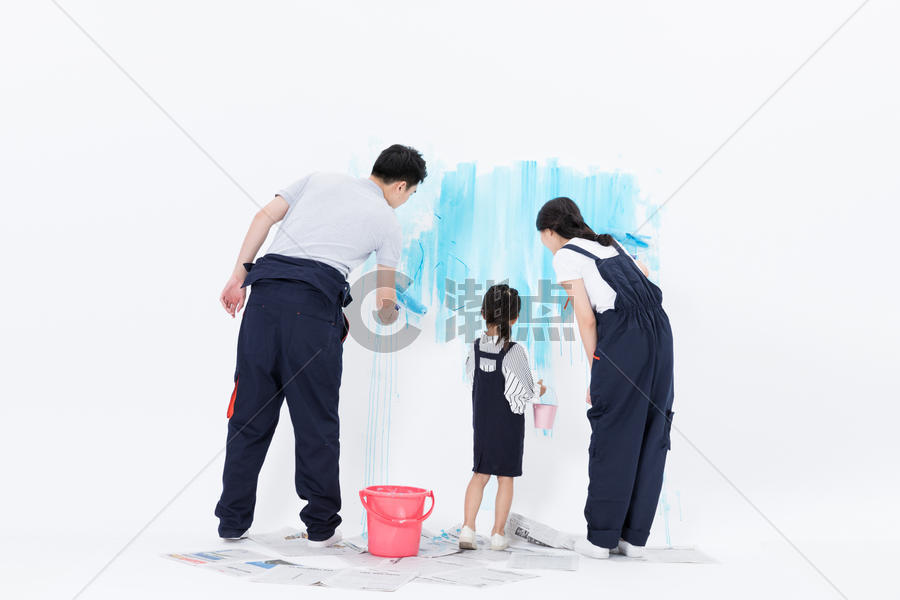 一家人一起装修刷墙图片素材免费下载