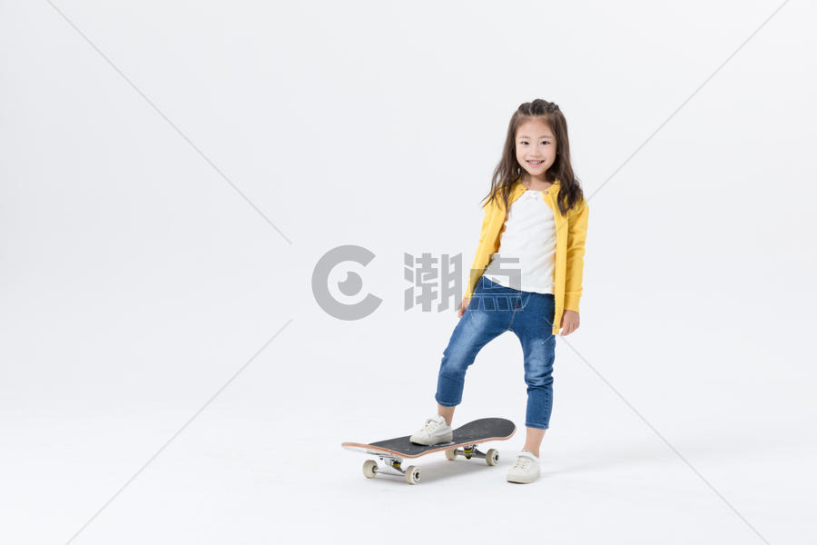 玩滑板的小女孩图片素材免费下载