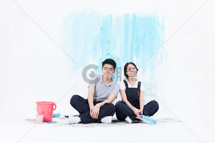 年轻夫妻刷墙装修图片素材免费下载