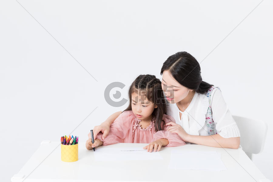妈妈陪孩子学习画画图片素材免费下载