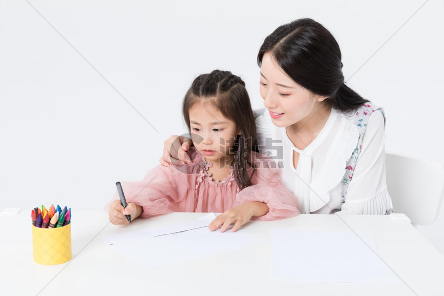 妈妈陪孩子学习画画图片素材免费下载