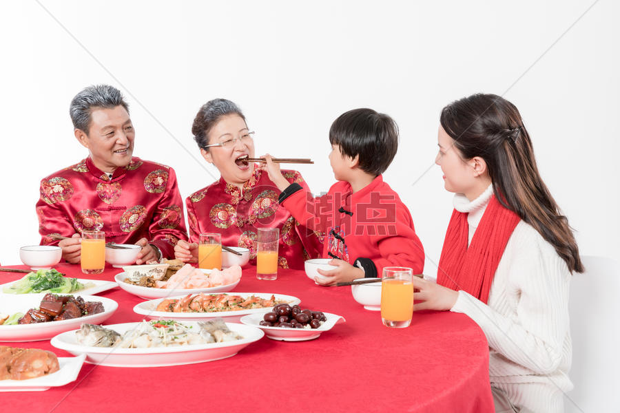 开心吃年夜饭的一家人图片素材免费下载