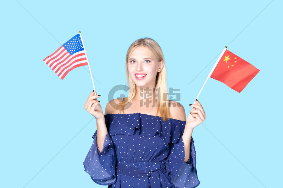 外国美女手拿中国美国国旗图片素材免费下载