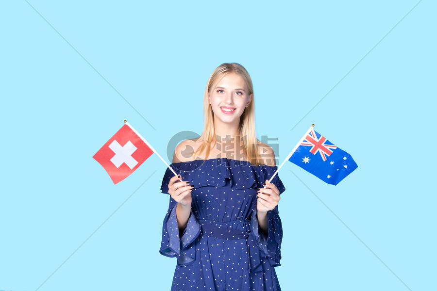 外国美女手拿两国国旗图片素材免费下载