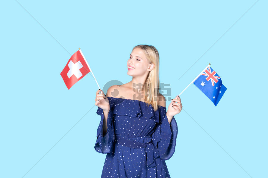 外国美女手拿两国国旗图片素材免费下载