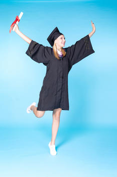 穿毕业装的女生跳跃图片素材免费下载