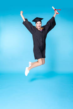 穿毕业装的女生跳跃图片素材免费下载