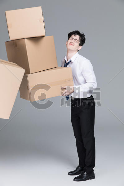 搬箱子的男性图片素材免费下载