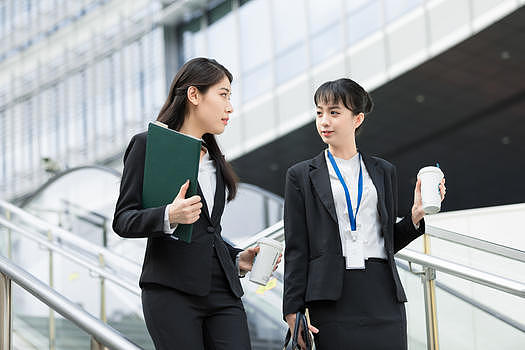 上班路上的商务美女图片素材免费下载