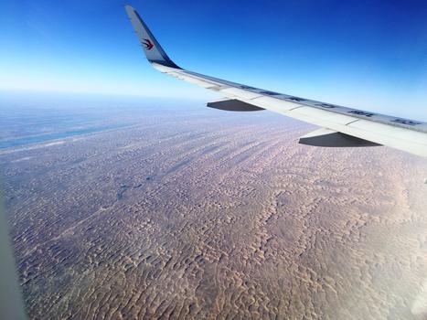 大美新疆飞机掠过沙漠图片素材免费下载