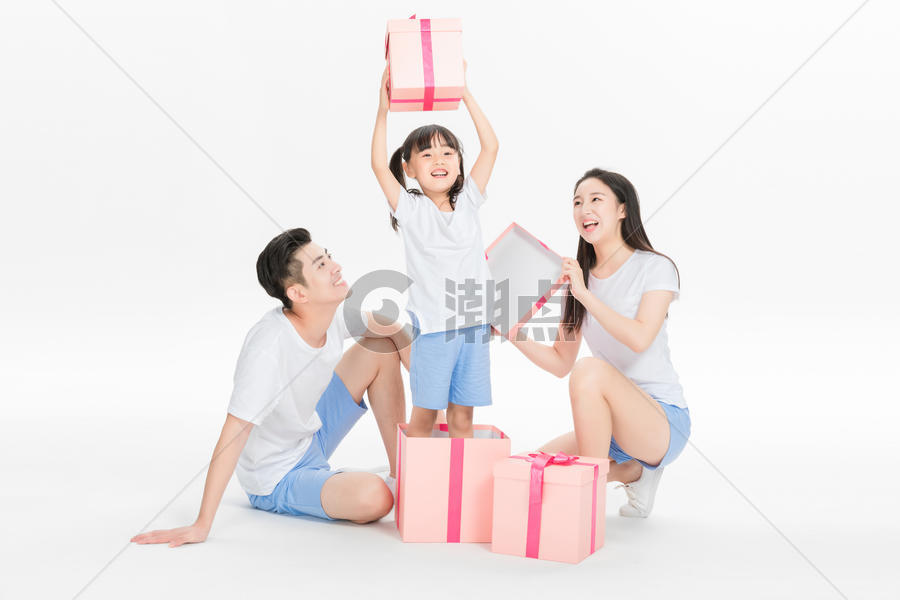 幸福一家人惊喜打开礼盒图片素材免费下载