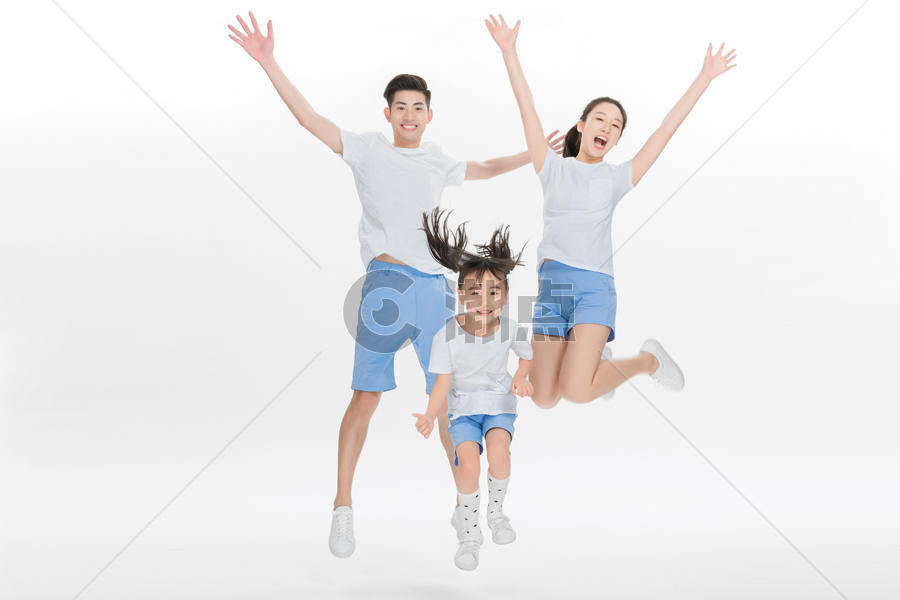 跳跃的一家人图片素材免费下载
