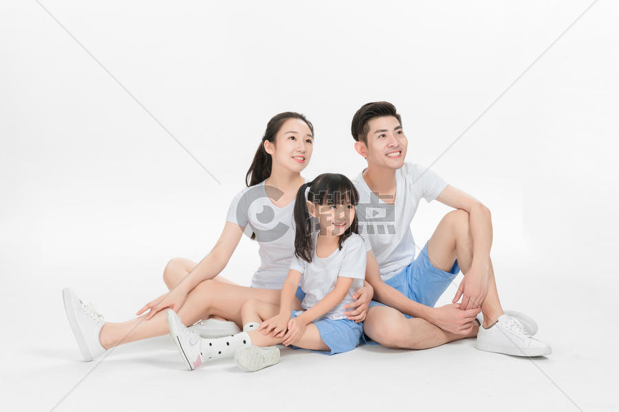 坐在地上的幸福一家人图片素材免费下载