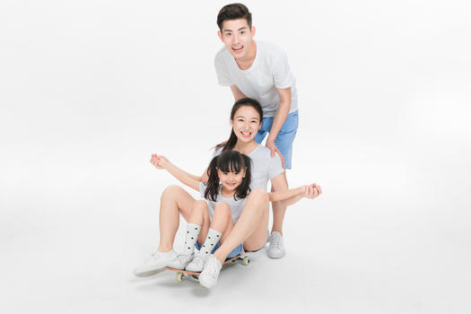 家庭呵护玩滑板图片素材免费下载