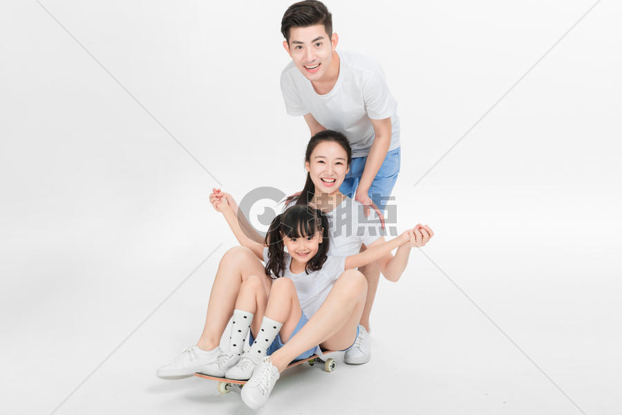 家庭呵护玩滑板图片素材免费下载
