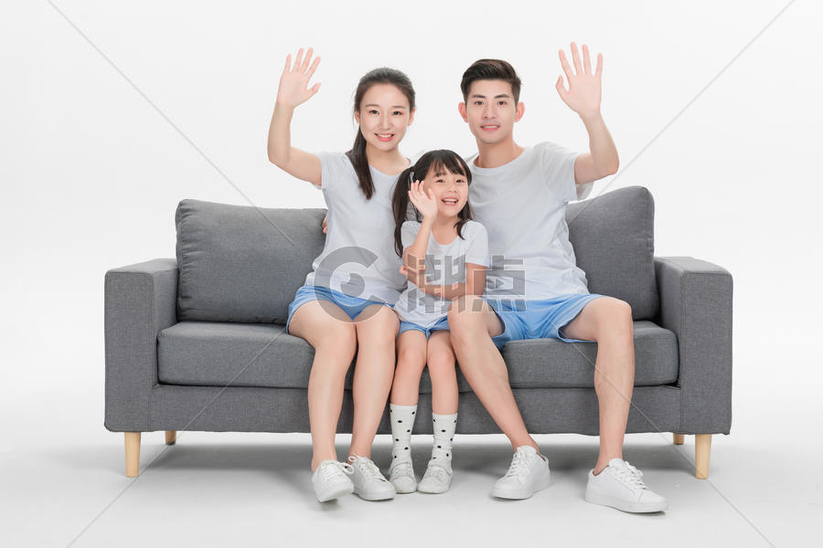 坐在沙发上的快乐一家人图片素材免费下载