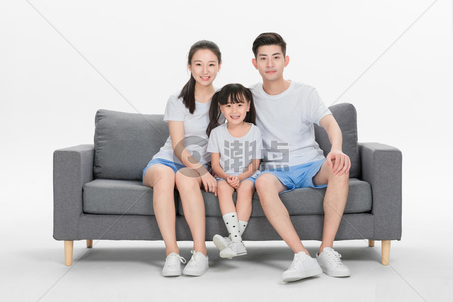 坐在沙发上的快乐一家人图片素材免费下载